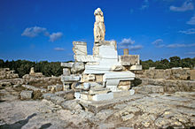Naval monument in the agora of Cyrene CireneAgoraMonVittoriaNavale1999.jpg