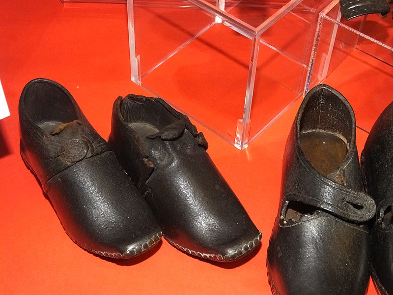 File:Clitheroe museum clogs display 8630.JPG