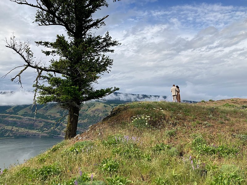 File:Couple on hill overlooking Columbia River Gorge 01.jpg