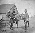 Kırım Savaşı, [Albay W.L.Yea atıyla birlikte, yaveri teğmen J.St Clair Hobson'dan bir mesaj alırken. İkisi de Sivastopol'da öldürüldü 18 Haziran 1855], y. 1855
