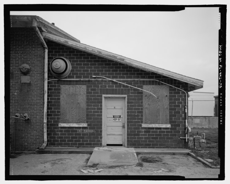 File:DETAIL OF DOOR, WINDOWS AND VENT ON FRONT SIDE, NORTH END FACING WEST. - U.S. Naval Air Station, Refrigeration Plant, Center Avenue, Pensacola, Escambia County, FL HABS FL-492-8.tif