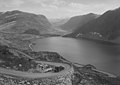 Nibbevegen fotografert omkring 1948, Geirangervegen forsvinner sørover mot Strynefjellet/Grotli. Foto: Nasjonalbibliotekets bildesamling