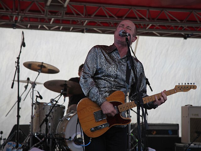 Dave Faulkner Apr 2012 at Rottnest in front of the Hoodoo Gurus