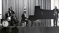Dave Brubeck Quartet, Congress Hall Frankfurt/Main (1967). Zleva: Joe Morello, Eugene Wright, Dave Brubeck a Paul Desmond, skupinový portrét kapely, černobílá fotografie
