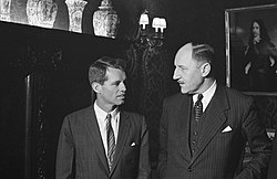 United States Attorney General Robert F. Kennedy and Minister Joseph Luns at the Ministry of General Affairs on 26 February 1962. De Amerikaanse minister van Justitie, Robert Kennedy begroet door minister Luns , Bestanddeelnr 913-5665.jpg