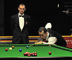 Deutsch: Bild aufgenommen in Berlin während des German Masters im Snooker 2014. Dechawat Poomjaeng, Jurgen Gruson. English: Picture taken in Berlin during the Snooker German Masters in 2014. Dechawat Poomjaeng, Jurgen Gruson.