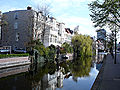 Noord Singelsgracht gezien vanaf Mauritskade, bij de Nassaulaan. Linker huizenrij is de Prinses Mariestraat (Marie van Oranje-Nassau).