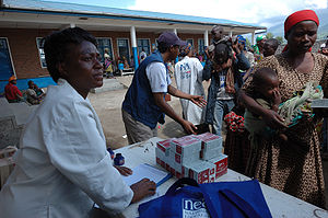 Distribution of BP-5 Emergency food packages in Goma - from Flickr 2995064256.jpg