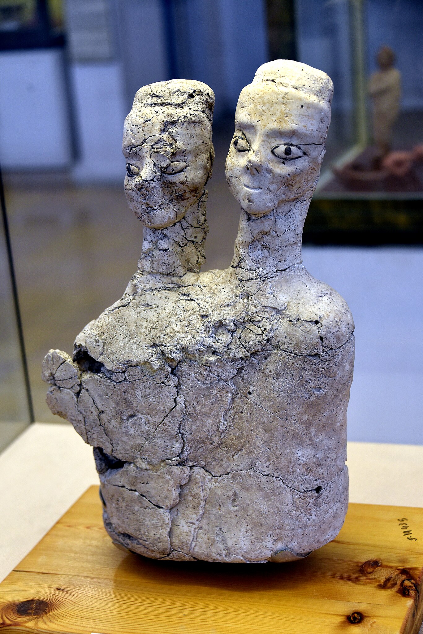 File:Double-headed from Ain Ghazal, Amman, Jordan Archaeological Museum.jpg - Wikimedia Commons