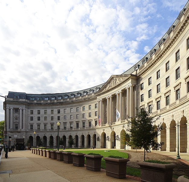 File:EPA HQ - WJ Clinton Building - Main entrance - 2018a.jpg