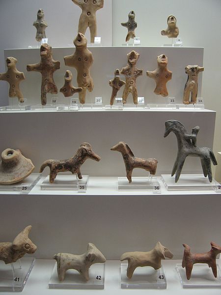 Fichier:Earthen figurines, Museum at Olympia, Greece.jpg