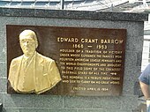 Een plaquette ter herdenking van "Edward Grant Barrow" bevestigd aan een marmeren muur