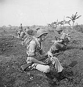Dutch soldiers in the East Indies, 1946 Een sectie militairen tijdens een rustpauze, Bestanddeelnr 15857.jpg