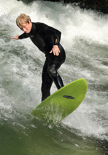 File:Eisbach Surfer2.JPG