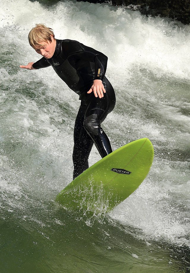 Сёрфингист на реке Айсбах в Мюнхене