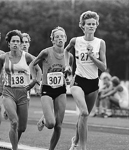 Wilma Rusman (nr. 138) op de 1500 m in het kielzog van Elly van Hulst en Saskia Brouwer tijdens de NK 1983 te Vught.