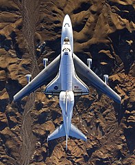 Endeavour na afloop van STS-126 op de rug van een Shuttle Carrier Aircraft boven Mojave