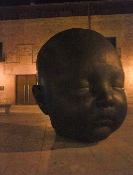 File:Escultura Carmen Dormida vista nocturna junto al Palacio Cardenas (Arévalo).jpg