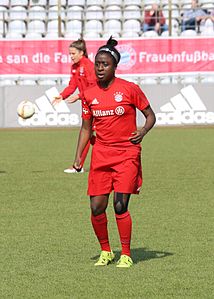 Eunice Beckmann beim Aufwaermen BL Muenchen-1.jpg