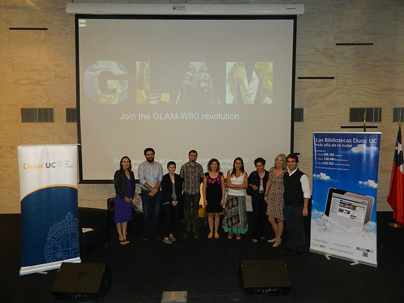 File:Expositores en GLAM-WIKI Santiago 2012.JPG