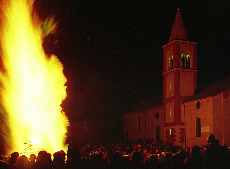 File:Falò al monte Summano.jpg