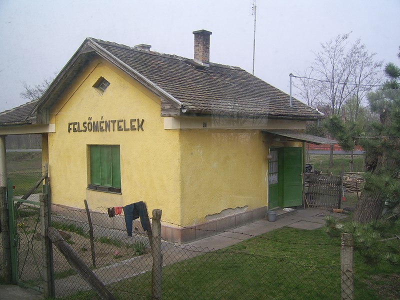 File:Felsomentelek Station.JPG