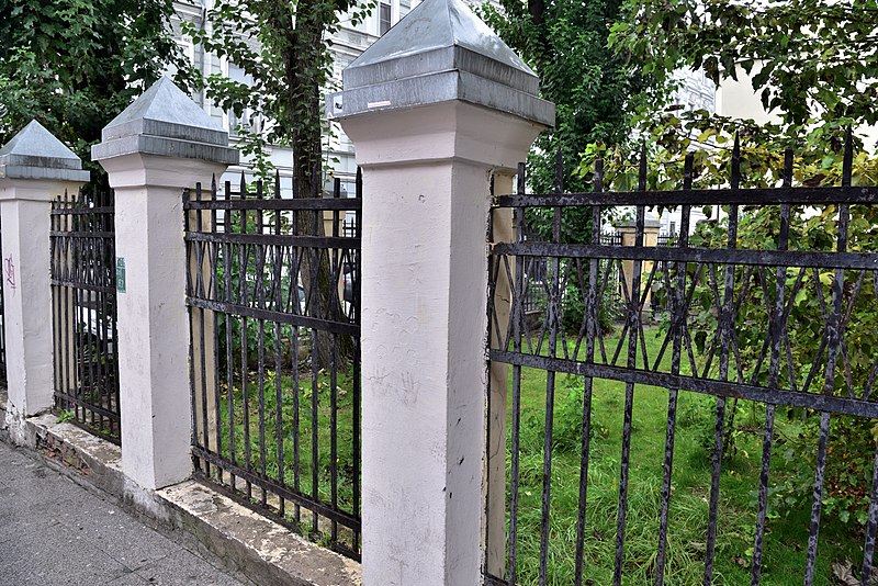 File:Fence. 7 Rubinstein street.jpg