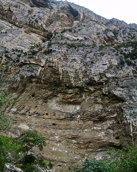 File:FontaineDeVaucluse6.jpg