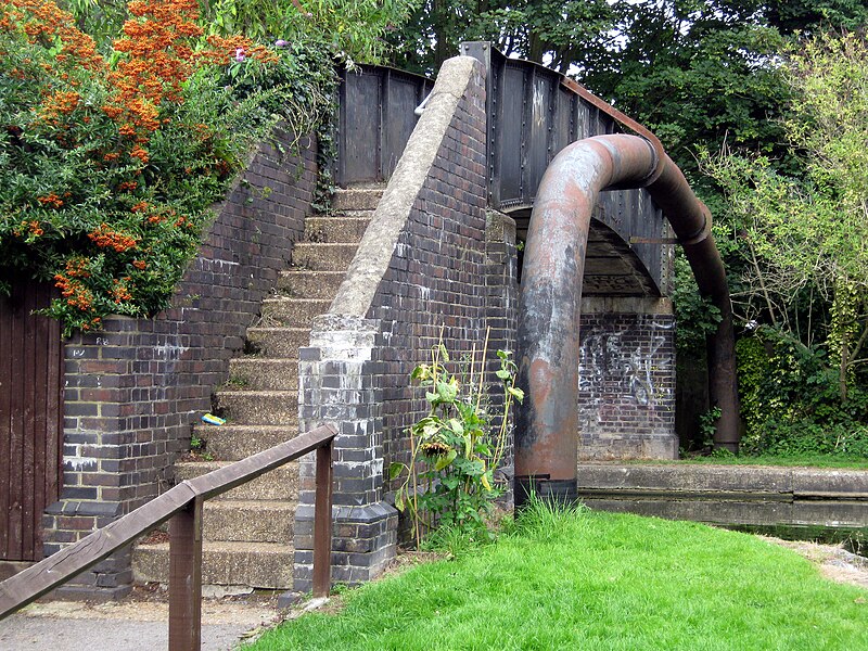 File:Footbridge over the Grand Union Canal - geograph.org.uk - 2052459.jpg