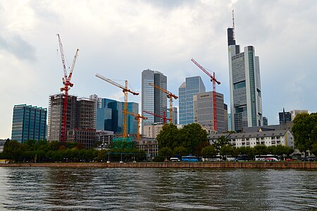 ไฟล์:Frankfurt Skyline with Cranes.JPG