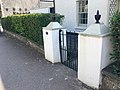 Vorderwand, Gatepiers und Tor des Bridge House, Whitchurch, Juli 2018.jpg
