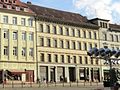 Wohnhaus in geschlossener Bebauung, mit Läden mit originalen Fronten