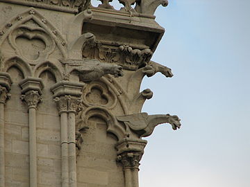 Trois gargouilles à l'angle Sud-Ouest