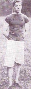 Volledig lengteportret van een man in witte korte broek en donker zwempak