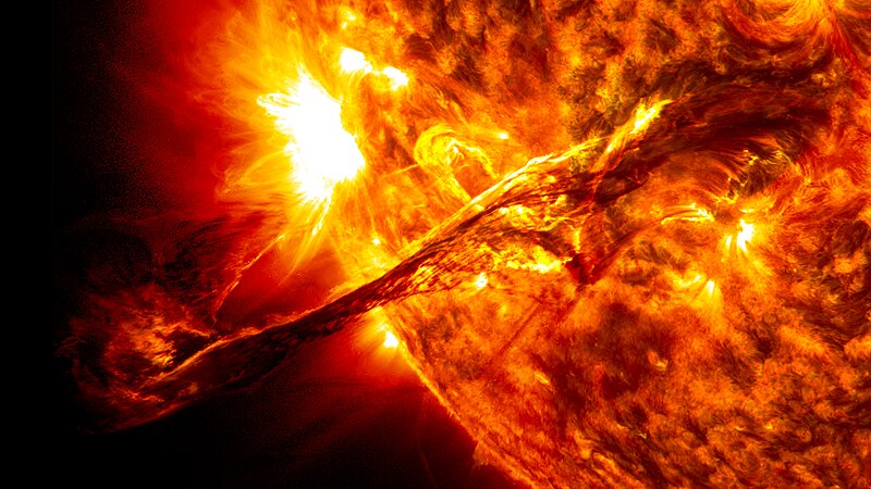 File:Giant prominence on the sun erupted.jpg