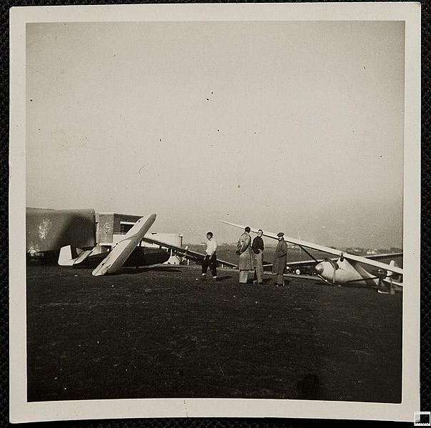 File:Gliders in field, London Gliding Club, Dunstable, late 1930s (5795565199).jpg