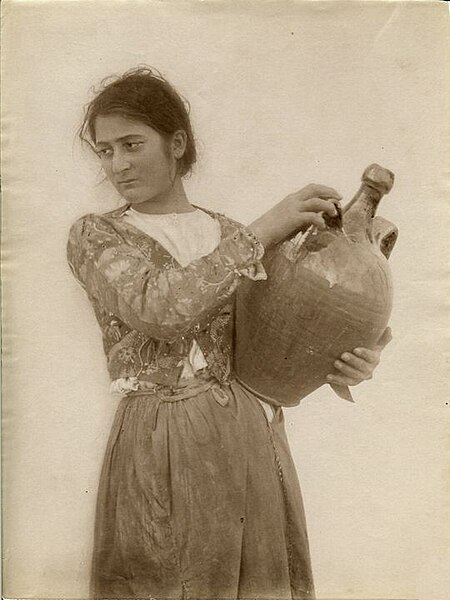 File:Gloeden, Wilhem von (1856-1931) - n. 2269 recto - Portatrice d'acqua.jpg