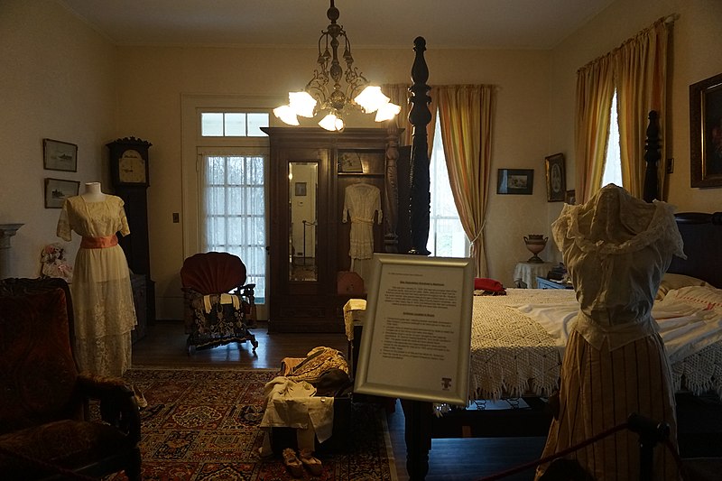 File:Goodman–LeGrand House March 2019 15 (Etta Gwendolyn Goodman's bedroom).jpg