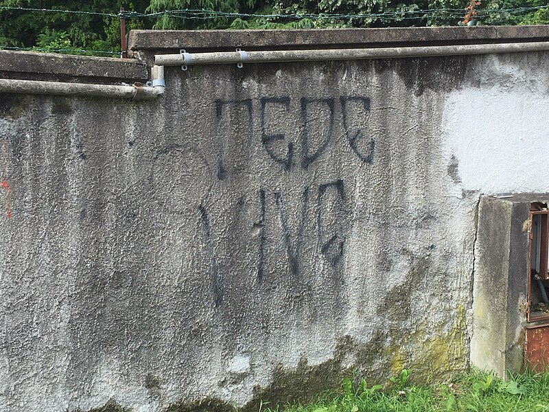 File:Graffito per Dede Belardinelli ultras del Varese stadio Ossola.jpg
