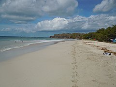 Vue de la plage de la grande terre des Salines en direction de la pointe des Salines.