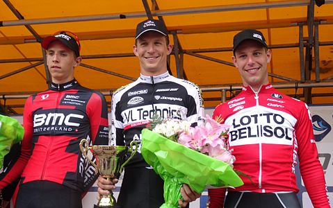 Podium de l'édition 2014 du Circuit Het Nieuwsblad espoirs : Dylan Teuns (2e), Dimitri Claeys (1er), et Jef Van Meirhaeghe (3e).
