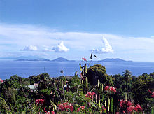 Îles des Saintes von Basse-Terre aus; links Terre-de-Haut, rechts Terre-de-Bas