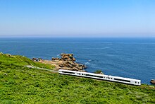 八戸線の鮫 - 陸奥白浜間、種差海岸沿いを走行するTOHOKU EMOTION