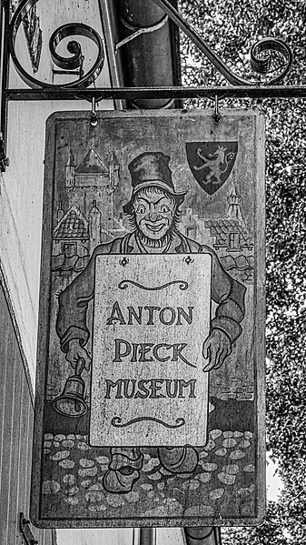 File:Hattem, Anton Pieck Museum. Uithangbord. 13-09-2021. (actm.) 02.jpg