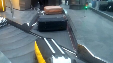Fail:Heathrow Airport Terminal 2 baggage carousel - 2017-08-18 - Andy Mabbett.ogv