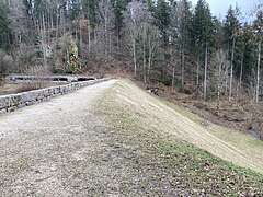 Hochwasserrückhaltebecken Wental (2022), Dammkrone mit Überlauf