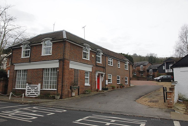 File:Into the yard - geograph.org.uk - 2736090.jpg