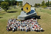Primeiro modelo a grande escala que se exhibe no Goddard Space Flight Center da NASA (2005), co equipo que formaba parte do proxecto.