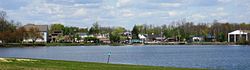 Jamesburg vu de l'autre côté du lac Manalapan depuis le parc du comté de Thompson