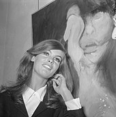 Jean Shrimpton dans une galerie d'art en 1965.